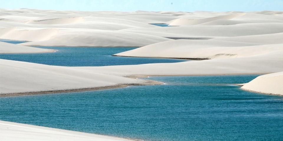 Planejar uma …
Read More…
Os Lençóis Maranhenses, localizados no estado do Maranhão, são um dos destinos mais impressionantes do Brasil. Com suas dunas de areia branca e lagoas de água cristalina, o parque nacional é um verdadeiro paraíso natural. Aqui estão algumas dicas para aproveitar ao máximo sua viagem:
![Os lençois maranhenses