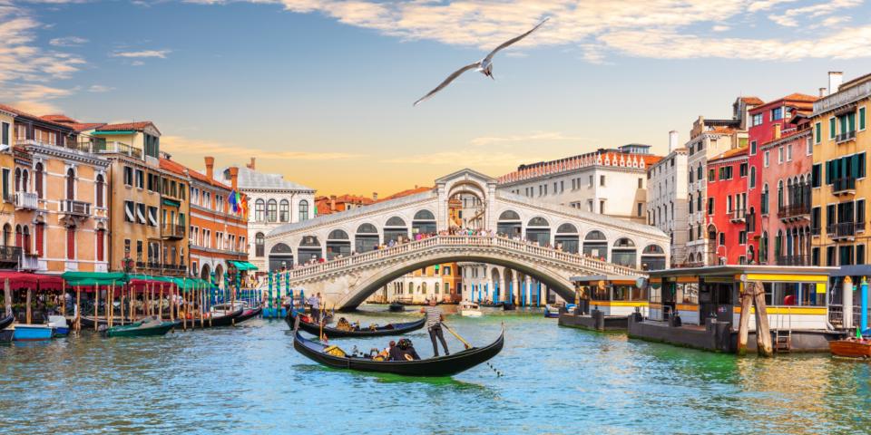 Viajar com crianças …
Read More…
Veneza, a cidade dos canais e das gôndolas, é um destino de sonho para muitos viajantes. Com sua arquitetura deslumbrante, rica história e atmosfera romântica, Veneza oferece uma experiência única. Aqui estão algumas dicas essenciais para planejar a sua viagem.
![Veneza